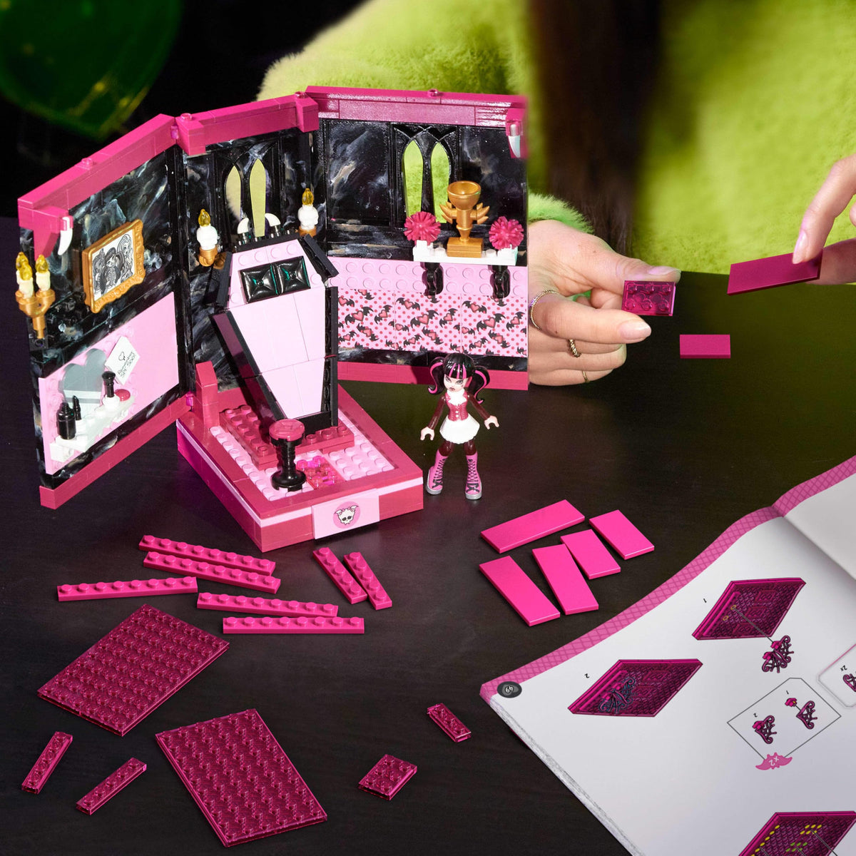 Monster High Action Figure Building Set with 301 Pieces M946